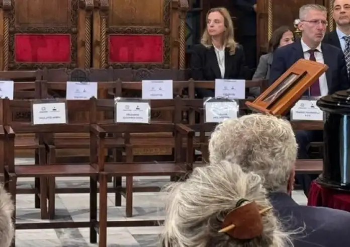 Διονύσης Σαββόπουλος: Απόντες οι αρχηγοί της αντιπολίτευσης από την κηδεία