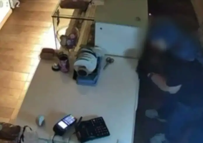 Βίντεο-ντοκουμέντο: Η στιγμή που ο διαρρήκτης χτυπά καταστήματα στο Κολωνάκι – Όσα βρήκε η ΕΛ.ΑΣ. στο σπίτι του