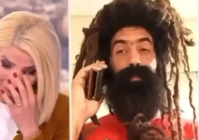 Χαμός με τη Μίνα Καραμήτρου: Προσπαθεί να μην γελάσει on air με τον μελισσοκόμο με τις τζίβες