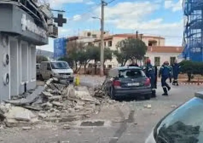 Βίντεο – ντοκουμέντο: Η στιγμή που καταρρέουν τα μπαλκόνια στο Λαύριο – Γυναίκα σώζεται από θαύμα