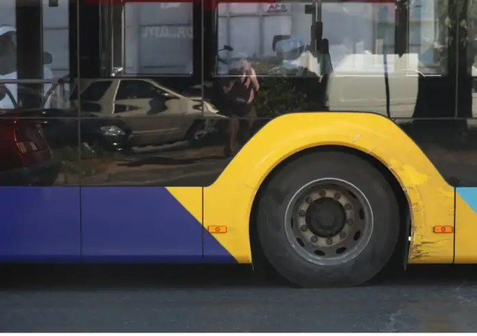 Συναγερμός στην Ερμού: Άνδρας με τσεκούρι μέσα σε λεωφορείο – Πανικός στους επιβάτες!