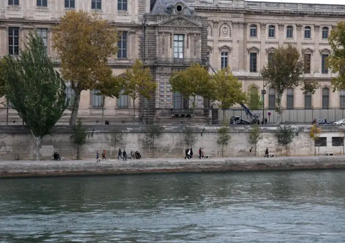 Παρίσι: Κατεστραμμένο το στέμμα της αυτοκράτειρας Ευγενίας μετά τη ληστεία στο Λούβρο