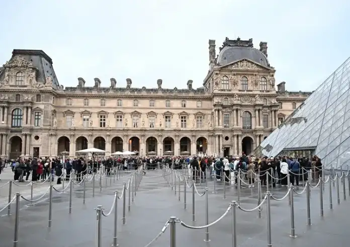 Άνοιξε ξανά το Λούβρο μετά τη ληστεία – Στα 88 εκατ. ευρώ η αξία των βασιλικών κοσμημάτων