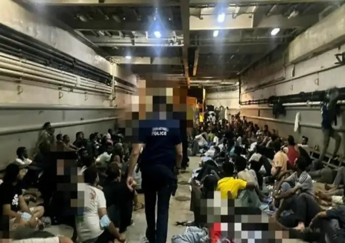 Επιστρέψτε στην πατρίδα σας, αλλιώς φυλακή: Έντυπο «προειδοποίησης» σε μετανάστες από το Υπουργείο