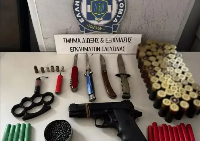 Ελευσίνα: 17χρονος απείλησε μαθητή με πιστόλι – Ολόκληρο οπλοστάσιο στο σπίτι του