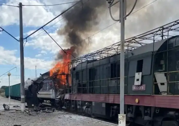 Ρωσική επίθεση με drones σε επιβατικό τρένο στην Ουκρανία – 30 τραυματίες, καταγγελίες για πλήγμα σε αμάχους