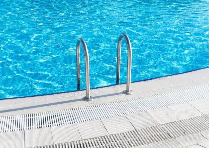 Ρόδος: Μικρή ακτίδα ελπίδας για το 2,5 ετών κοριτσάκι που ανασύρθηκε αναίσθητο από πισίνα ξενοδοχείου