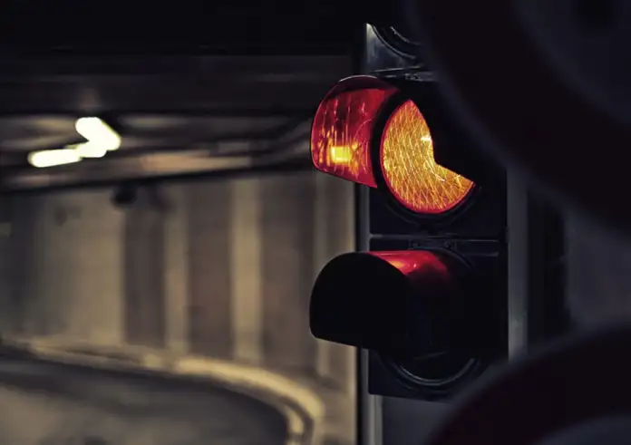 Πορτοκαλί φανάρι: Τελικά περνάμε ή σταματάμε; Τι προβλέπει ο νέος ΚΟΚ