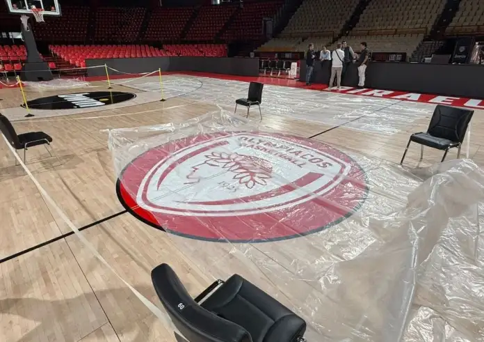 Νέα διαρροή στο ΣΕΦ: Έσταζε η οροφή στο Ολυμπιακός–Πανιώνιος, μπήκαν μουσαμάδες στο παρκέ