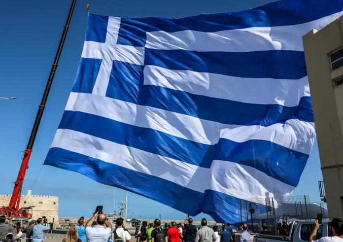 Ηράκλειο: Υψώθηκε ξανά η γιγαντιαία ελληνική σημαία των 1.440 τ.μ. στο λιμάνι