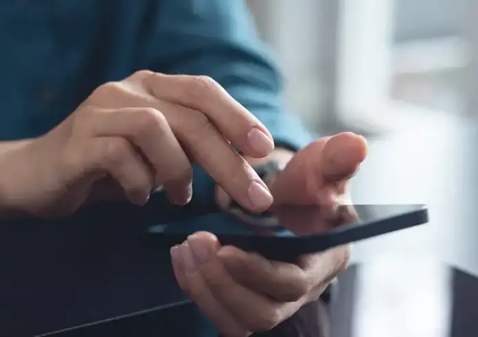 Πώς τα smartphones «παίζουν» με το μυαλό μας – Γιατί δεν μπορούμε να τα αφήσουμε από τα χέρια μας