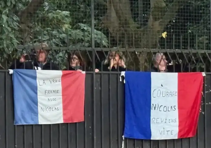 Νικολά Σαρκοζί: «Καλώς ήρθες στη φυλακή!» – Έτσι υποδέχτηκαν τον πρώην πρόεδρο οι κρατούμενοι