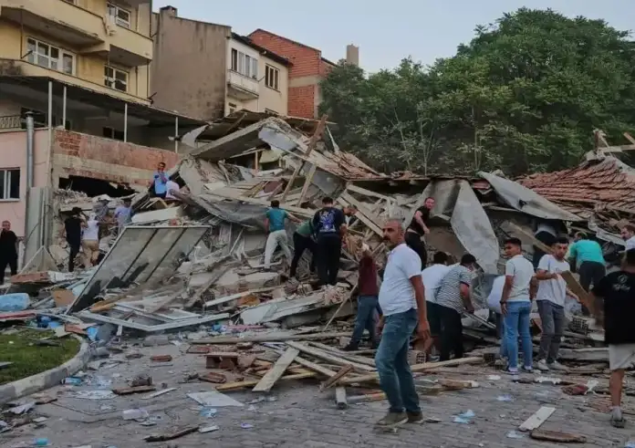 Τραγωδία στην Τουρκία: Κατέρρευσε πολυκατοικία σε δευτερόλεπτα – Νεκρά δύο παιδιά