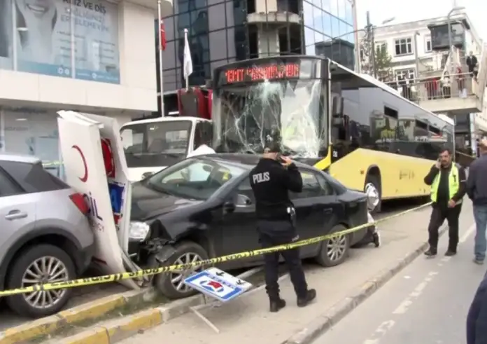 Τροχαίο δυστύχημα στην Κωνσταντινούπολη:  Λεωφορείο έπεσε σε στάση μετά από καβγά οδηγού με μηχανόβιο