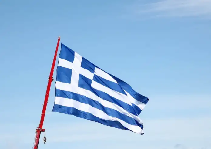 Χίος: Υψώθηκε η ελληνική σημαία - σύμβολο των 150 τ.μ. στο λιμάνι