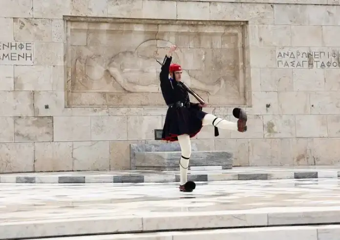 Κόντρα για τον Άγνωστο Στρατιώτη: Η απάντηση Δένδια μετά το «πάμε στα δικαστήρια» του Δούκα