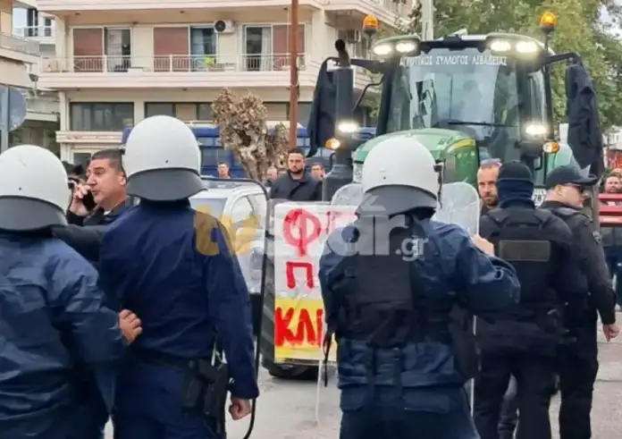 Ένταση στη Λιβαδειά: Αγρότες περικύκλωσαν τον Κώστα Τσιάρα – Συγκρούσεις με αστυνομικούς στο Διοικητήριο