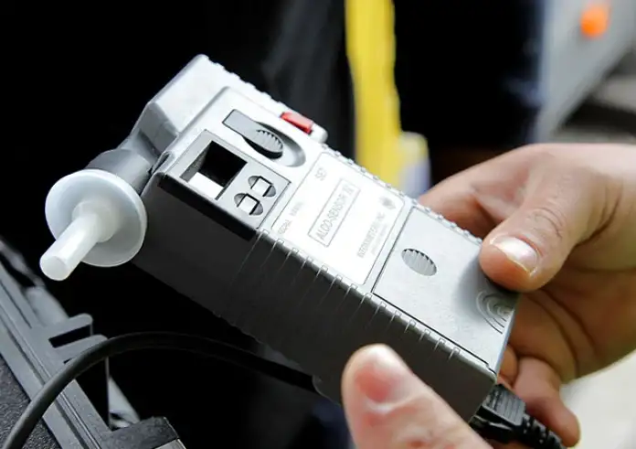 Θεσσαλονίκη – Μεθυσμένος οδηγός «ρούφηξε» στο αλκοτέστ αντί να φυσήξει και επιτέθηκε στους αστυνομικούς