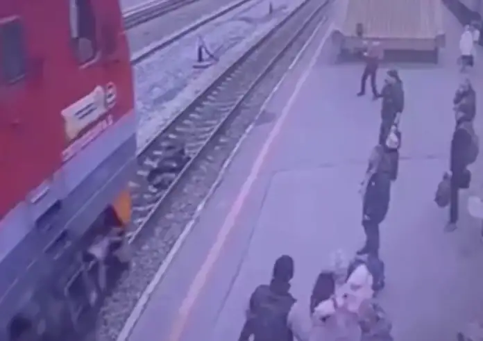 Βίντεο – σοκ: Τρένο περνά πάνω από άνδρα που σκόνταψε στις ράγες – Σηκώθηκε ατσαλάκωτος!