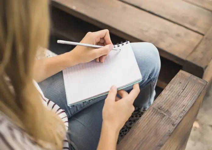 Οι αριστερόχειρες είναι τελικά πιο έξυπνοι; Τι δείχνουν οι μελέτες