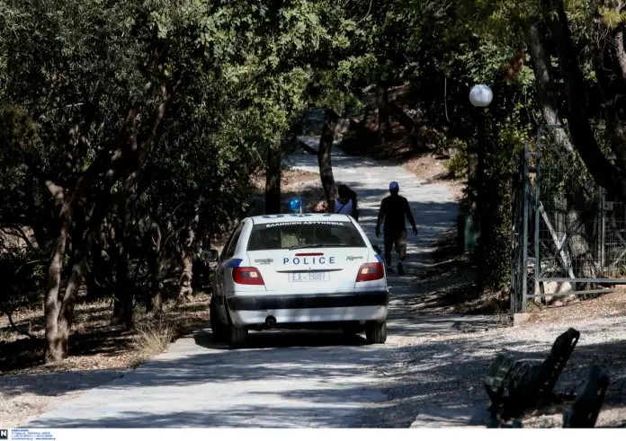 Αθήνα: Μεθυσμένος οδηγός έπεσε με το αυτοκίνητό του πάνω σε 13 σταθμευμένα οχήματα