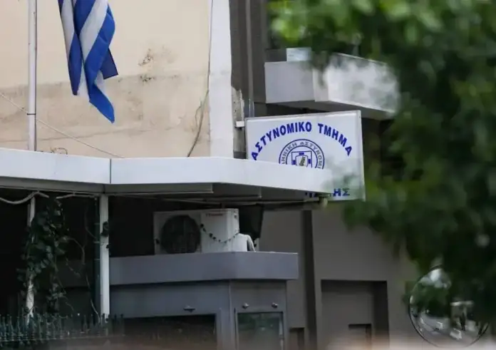 Μπήκε μέσα στο μαγαζί, μου έχωσε δύο μπουνιές, με έφτυσε και έφυγε