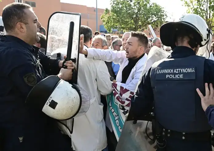 Ένταση στο «Αττικόν» λίγο πριν την επίσκεψη Μητσοτάκη – Διαμαρτυρία εργαζομένων