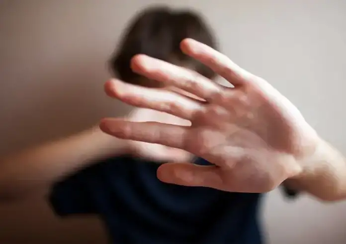 Σοκ: Μητέρα κατήγγειλε σεξουαλική κακοποίηση του 10χρονου γιου της από οικογενειακή φίλη