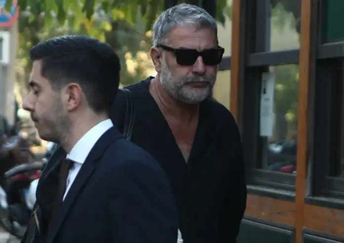 Βασίλης Μπισμπίκης: «Ό,τι και να πω πέφτουν να με φάνε» – Η εισαγγελέας πρότεινε την ενοχή του ηθοποιού
