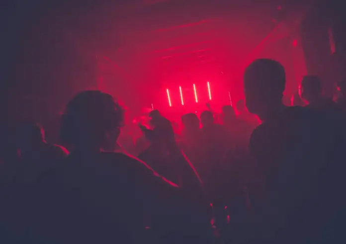 Γκάζι: 16χρονη πέθανε έξω από κλαμπ – Ειδοποιήθηκε το ΕΚΑΒ από περίοικο, όχι από το μαγαζί