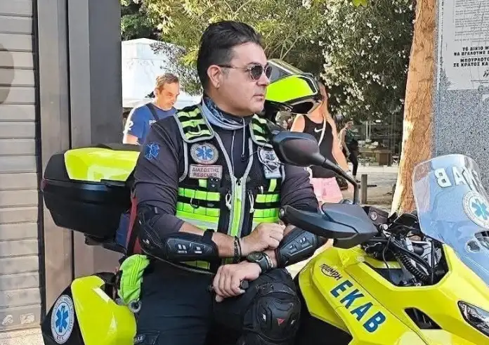 Θλίψη στο ΕΚΑΒ: Πέθανε ο Δημήτρης Μητρόπουλος – Ο διασώστης που πάλεψε 49 μέρες στη ΜΕΘ