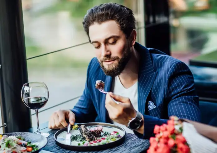 Άγχος μετά το φαγητό: Γιατί συμβαίνει και πώς μπορείτε να το αντιμετωπίσετε