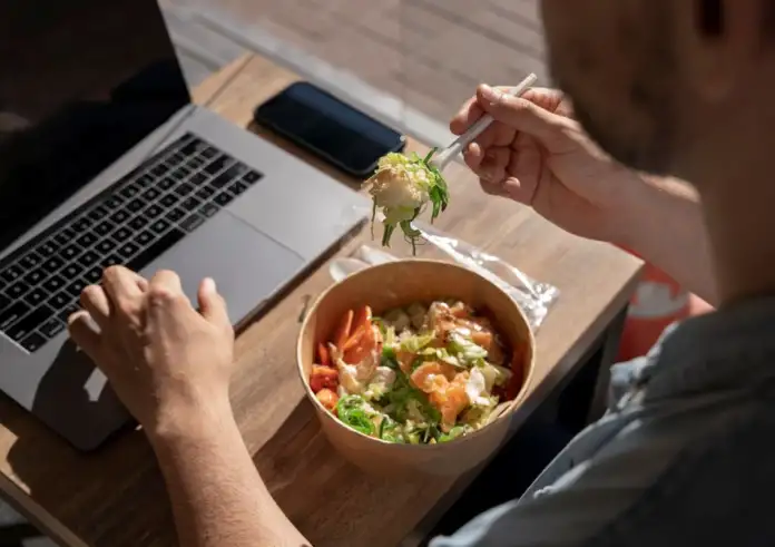 Πώς να τρως σωστά στο γραφείο – Έξυπνες λύσεις για υγιεινή διατροφή στη δουλειά