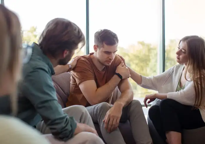 Γιατί κρίνουμε τόσο εύκολα τους άλλους – Πώς να σταματήσεις για να βρεις περισσότερη γαλήνη μέσα σου