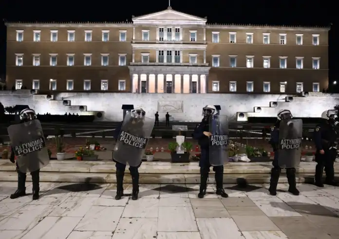 Μνημείο Αγνώστου Στρατιώτη: «Πρόβα τζενεράλε» η φοιτητική πορεία στο Σύνταγμα και μετά παρελάσεις