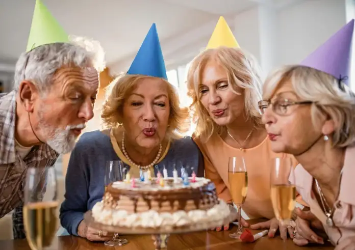 Γιατί κάποιοι λατρεύουν τα γενέθλια και άλλοι τα αποφεύγουν: Τι λέει η ψυχολογία και πώς το χειριζόμαστε