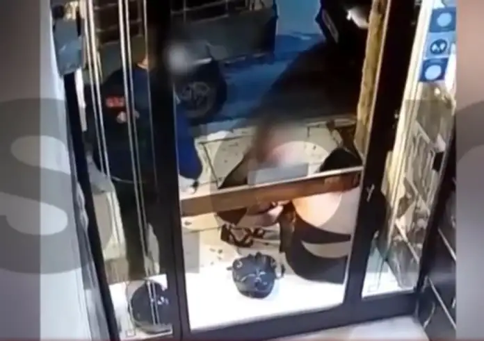 Γκάζι: Η στιγμή που κατέρρευσε η 16χρονη έξω από νυχτερινό μαγαζί – Νέα στοιχεία για την τραγωδία