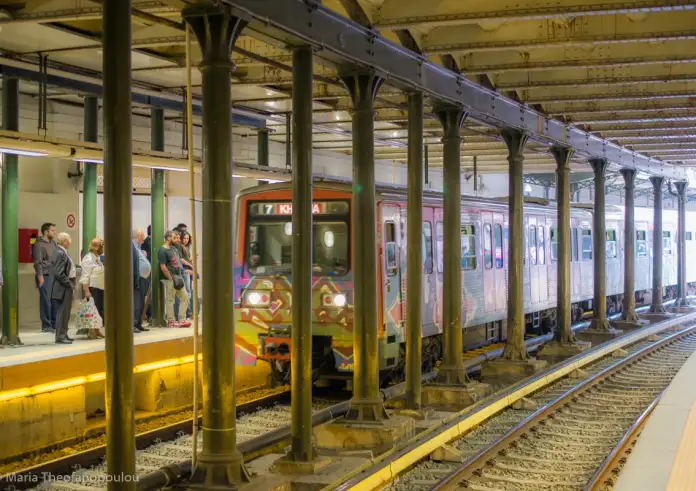 Μοναστηράκι: Κίνδυνος με τη στατικότητα του σταθμού – Εκτεταμένες φθορές στη μεταλλική οροφή