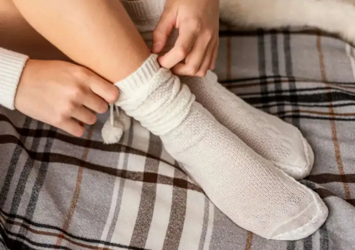 Κοιμάσαι με κάλτσες; Να γιατί συνήθως κοιμάσαι καλύτερα — Πώς να το κάνεις σωστά