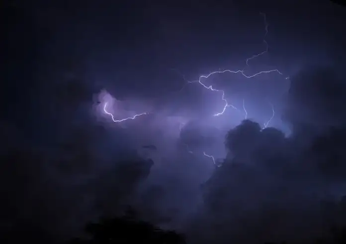 Κακοκαιρία σε εξέλιξη: Προσοχή σε 8 περιοχές – Πότε φτάνουν οι βροχές στην Αττική