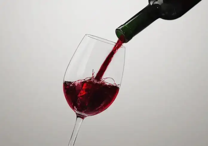 Αλκοόλ και καρκίνος: Υπάρχει τελικά «ασφαλής» ποσότητα; Μύθοι και πραγματικότητα για τα “οφέλη” του ποτού