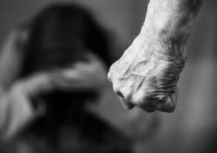 Σας παρακαλώ, βοηθήστε τη μητέρα μου, ακούω να τη χτυπάει ο πατέρας μου