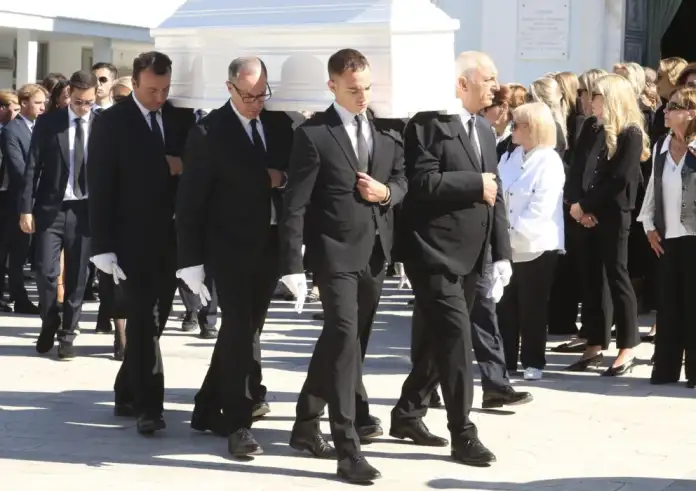 Κηδεία Μαρίσσας Λαιμού: Συγκίνηση στο τελευταίο «αντίο» στην 30χρονη κόρη της οικογένειας Λαιμού