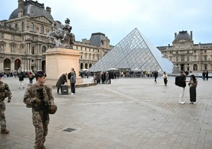 Λούβρο - η κλοπή του αιώνα: Πώς έκαναν φτερά οι βασιλικοί θησαυροί και γιατί θεωρείται απίθανο να βρεθούν
