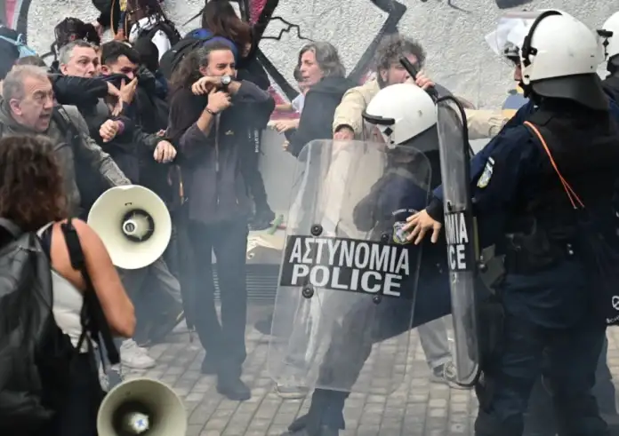 Μεταξουργείο: ΜΑΤ κατά εκπαιδευτικών, γονέων και μαθητών για τις συγχωνεύσεις τμημάτων