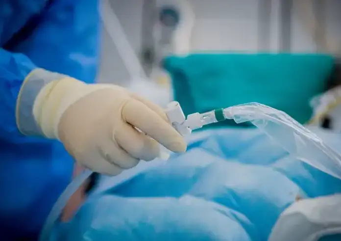 Μάχη για τη ζωή του δίνει ο 15χρονος που έπαθε καρδιακή ανακοπή σε γυμναστήριο στον Άλιμο