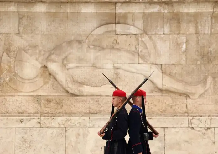 «Πυρά» Δένδια κατά Δούκα – Σε ιδιώτη η καθαριότητα του Μνημείου Αγνώστου Στρατιώτη