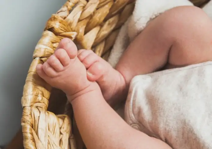 Βρέφος με σοβαρά εγκαύματα στη Μυτιλήνη – Σερβιτόρα έριξε κατά λάθος καυτό τσάι πάνω του