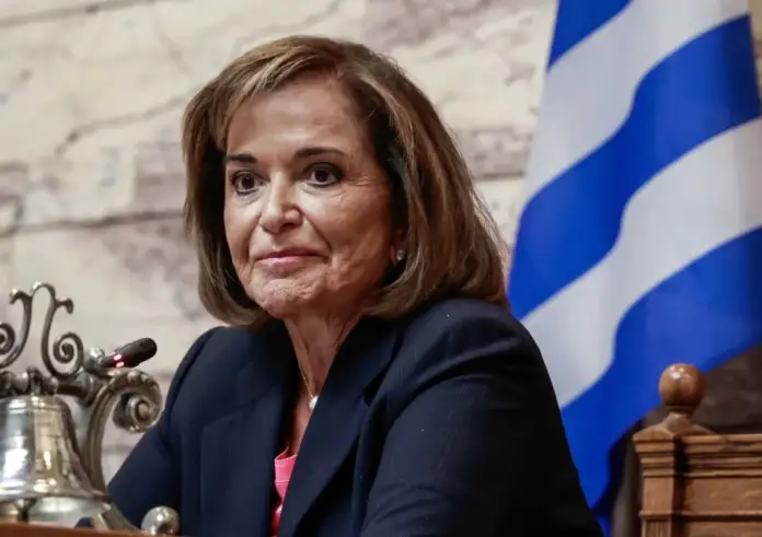 Ντόρα Μπακογιάννη για Άγνωστο Στρατιώτη: Ο χώρος δεν είναι για καντηλάκια του ΙΚΕΑ