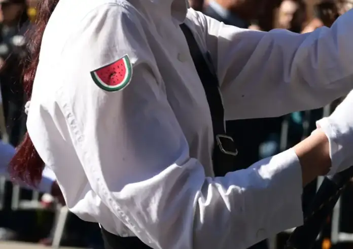 Μαθήτρια στην παρέλαση έστειλε μήνυμα αλληλεγγύης στην Παλαιστίνη με ένα καρπούζι στο μανίκι